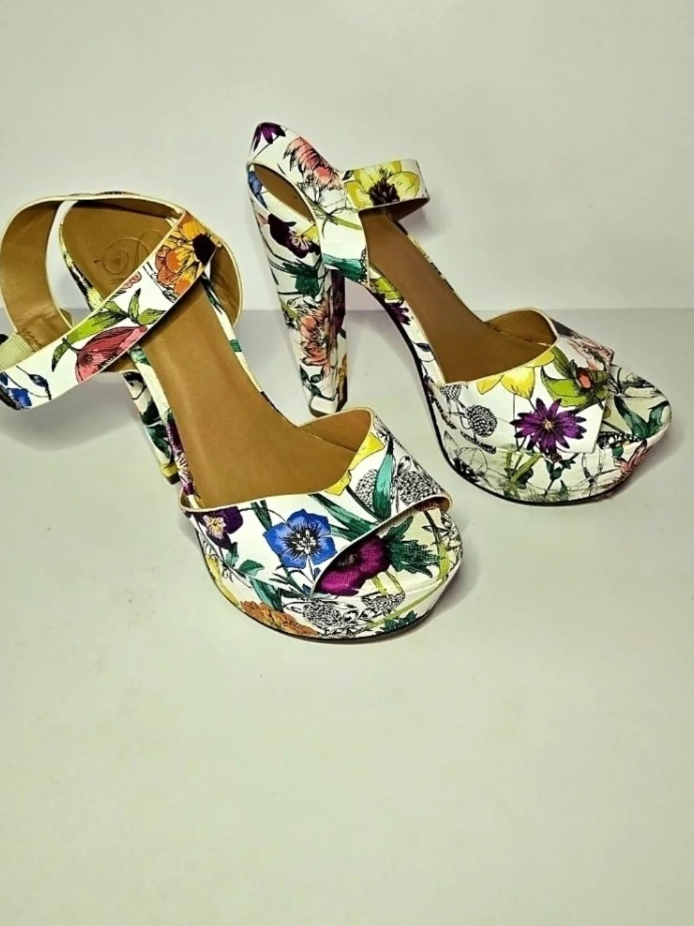 Delicious White Floral Platform Block Sandals with Ankke Strap, Size 7 1/2